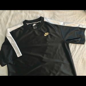 Nike basketball shirt (like new)
